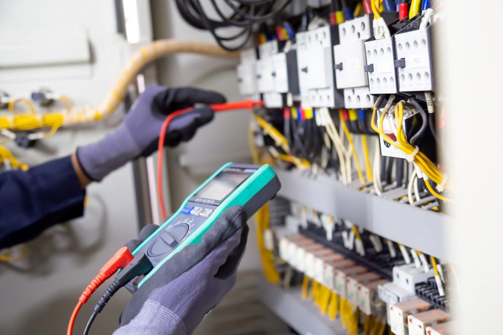 électricien testant l'installation électrique